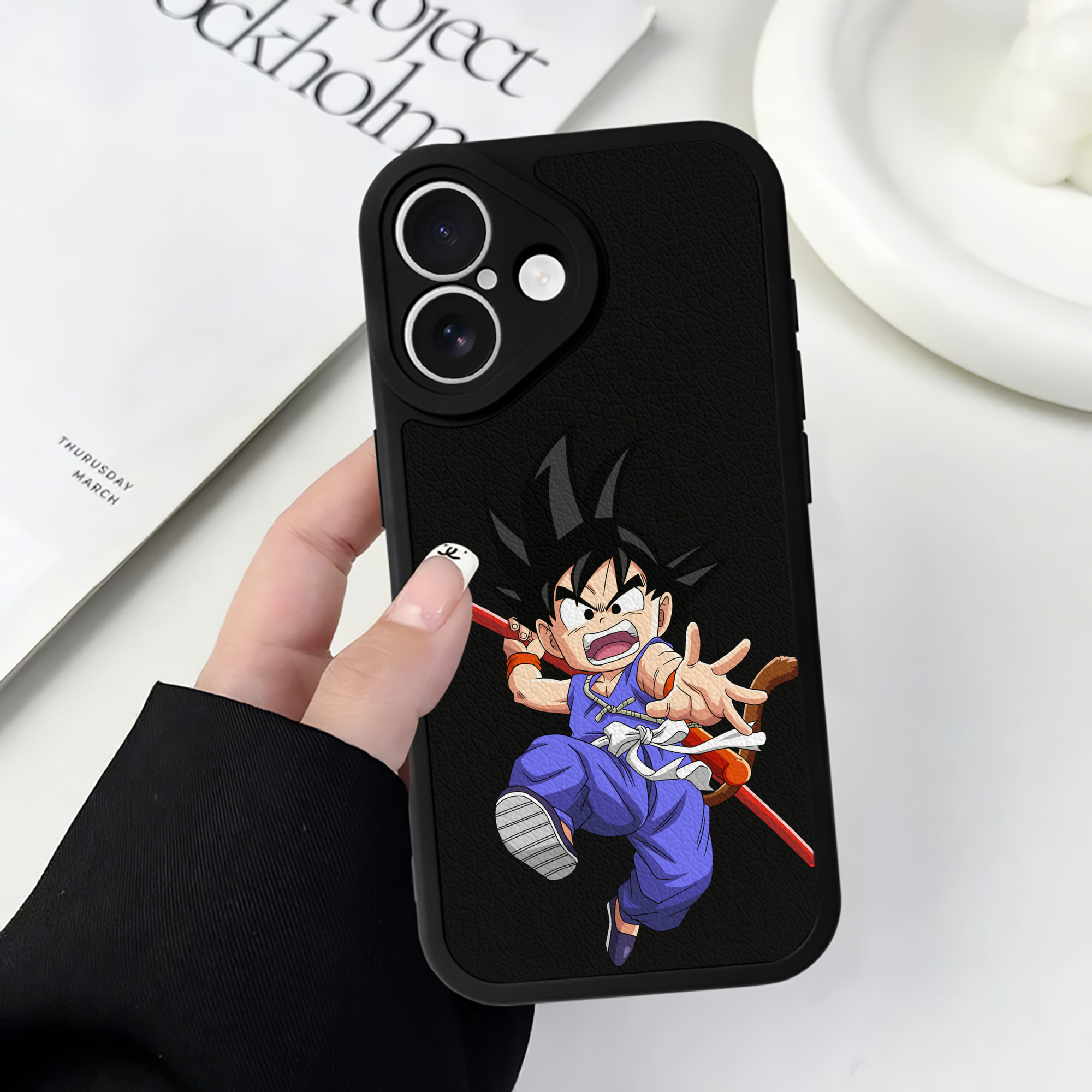 （画像用） ドラゴンボール 孫悟空（そん ごくう）Son Goku カカロット DRAGON BALL Kakarotto 【iPhone 16シリーズ対応】シリコンスマホケース（レザー調） 材質：シリコン